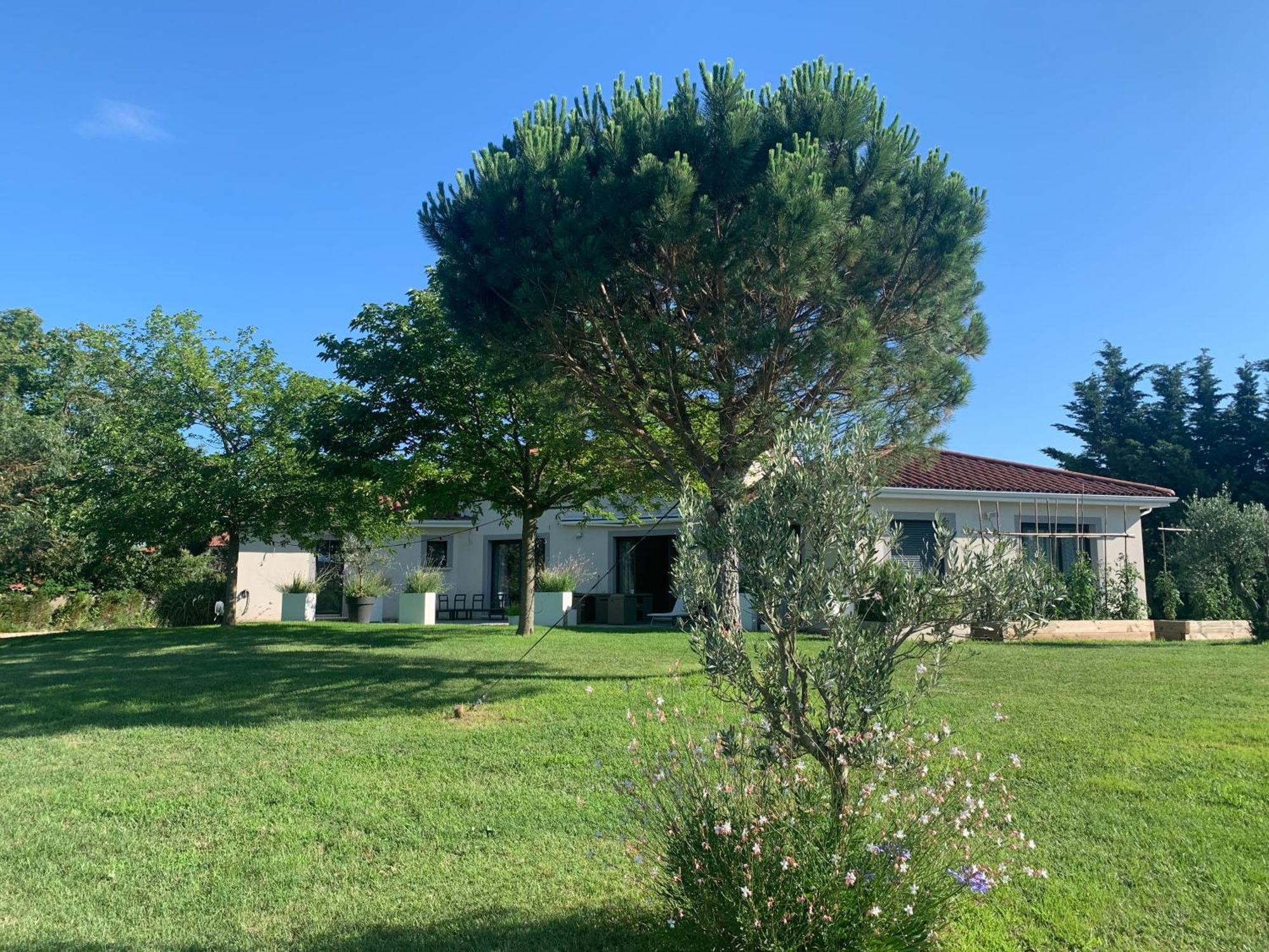 Le Clos Du Pontet Orliénas Buitenkant foto